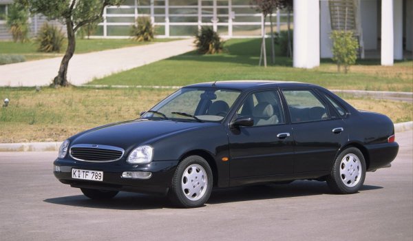 През 1994 г. дизайнерите на Ford не можаха да намерят нов визуален стил, който да е оригинален и свеж. Или по-скоро имаше повече от достатъчно оригиналност във външния вид на второто поколение на Scorpio, което обаче няма как да бъде наречено &bdquo;красиво&ldquo;, дори на фона на семплия външен вид на неговия предшественик, който през 1986 г. стана &bdquo;Автомобил на годината&rdquo; в Европа. 
