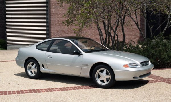 Дизайнерските проблеми на Ford са отразени в друг модел, чийто екстериор е радикално преработен. Ford Mustang вече не можеше да използва накъсания дизайн от 80-те, но новата концепция предизвика много слухове. В духа на времето, формите станаха меки и заоблени, но донякъде непропорционални. Междуосието изглеждаше малко късо, огромният клюн отпред визуално направи и без това значителния капак непропорционално голям. 
