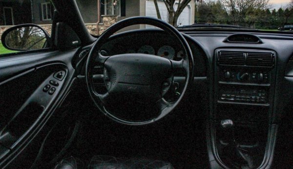 Малките въздухозаборници отпред и отстрани на колата бяха скромни, без да се подчертава, че вътре бие голямо сърце - 5,0-литров V8 с мощност 230 к.с. След фейслифта Mustang придоби малко спортен дух, но ситуацията се промени фундаментално едва през 2004 г., когато дизайнът на автомобила се върна към корените си.
