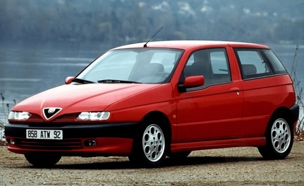 Стилният компактен хечбек с три врати се отличаваше със закачливия си външен вид, но беше непрактичен. Освен това се предлагаше само с ръчна скоростна кутия. Това беше автомобил за шофьори за разумни пари, който се харесваше основно на младите хора, като явно такава цел си бяха поставили и неговите създатели. 
