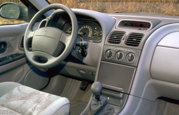 Това обаче в крайна сметка даде резултат и Laguna бързо се наложи на пазара. В продължение на години моделът се радваше на сериозен интерес от страна на потребителите, като това се запази и на пазара втора ръка, като дори в наши дни все още могат да се открият оцелели бройки от модела, при това в прилично състояние.

