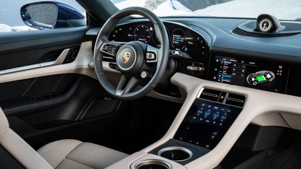 Може да установите &bdquo;Тесла ефекта&rdquo; върху останалата част от автомобилната индустрия по това, как дизайните на &bdquo;старата школа&rdquo; се промениха, след появата на американските електромобили и техните решения.

Вземете Porsche за пример. За 50 години германците правеха единствено сиви интериори с чувствителни бутони. За някой лев повече можеше да ви предложат зелено покритие на седалките или специални червени акценти, но сензорните бутони си бяха там.
След Tesla, обаче, се появи Taycan, а заедно с него и изцяло нов стила на интериора от Porsche. Да, от щутгартската компания вече започнаха да се заиграват с тъчскрийн мултимедии в 911 и Cayman, като даже леко прекалиха с пиксел-манията в 918 Spyder. Докато изведнъж решиха да сложат край на бутоните.

Компанията заложи на солидна &bdquo;екранизация&rdquo;, с монитор на централната конзола и опционален за пасажера. Бутоните на климатика и други основни функции също бяха заменени от екран, инструменталният панел също стана дигитален. Накратко казано, Porsche обичат екраните, но все още резистират да ги свържат в един общ гигантски интерфейс&hellip;