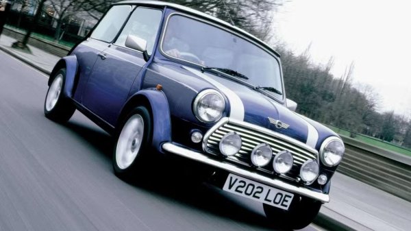 Естествено, може да се избере много по-старо Mini, но финалната версия е най-добрият компромис. Тя има същия двигател с обем 1275 куб.см, използван в продължение на 35 години, но добавя някои модерни удобства, като табло с пълна ширина и въздушна възглавница за водача. Все още няма ABS, но именно това прави шофирането забавно.

Това Mini предлага епично изживяване с предно предаване, откъдето идва превърналото се в легенда картинг управление. Дори с висока скорост влизането не е проблем, ако изберете по-модерни гуми. С тази кола можете да изненадате доста съвременни собственици на спортни автомобили. Те направо ще изпаднат в агония, когато видят как този мъник с тегло 635 кг преминава през завоите.
