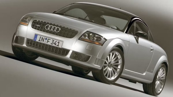 Audi TT не е в списъка заради представянето или управлението си. Ако търсите това, Nissan 350Z и Honda S2000 са много по-добри избори. TT е тук, защото е противоотровата на прекалено сложния, обсебен от големите решетки съвременен дизайнерски език. Също така, колко пъти в автомобилната история една кола е преминавала от концепция до серийна реалност почти без промяна?

Оригиналният TT е нещо, което можеш просто да гледаш и да се наслаждаваш. Може да бъде и забавно, ако изберете високомощния 1,8-литров турбодвигател с 4 цилиндъра.
