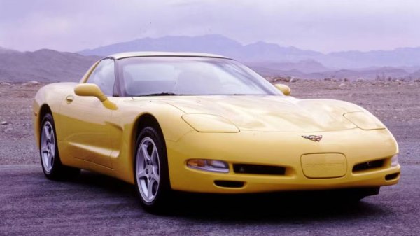 С над 250 произведени броя, на пазара има предостатъчно C5 Corvette. Това също означава, че са много евтини, а тъй като базовият модел е оборудван с LS1, ще продължи да се продава завинаги. Всъщност е интересно да видиш колко използвани екземпляри имат над 300 000 км пробег. Това не само означава, че е надежден, но и че хората много му се кефят.

Corvette винаги е бил трън в очите на суперколите, а C5 беше трън в очите на Ferrari 355. Дори базовият модел можеше да се конкурира с италианската суперкола. Също така стандартно идва с ръчна скоростна кутия, която вече не е опция при нито един модел C8.
