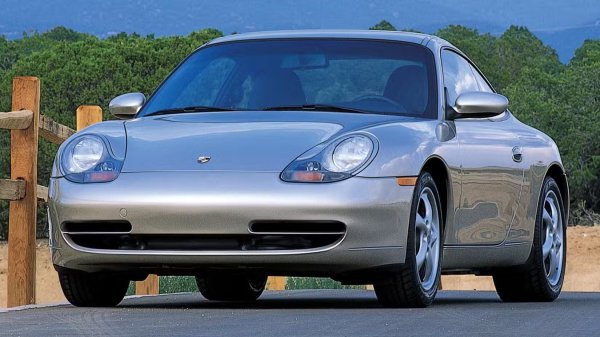 Мисля, че е грозен с фаровете си като пържено яйце, но красотата е субективна, нали? Porsche се опитваше да спести пари и на практика завари предната част на тогава новия Boxster към задната част на 911. Също така не можете да видите колата отвътре, където ще се насладите на доста красив интериор, който можете да обновите с модерна инфотейнмънт система чрез Porsche.

Това, в което тази кола блести, е да бъде Porsche. Тя разполага с шестцилиндров боксер, който виси над задните колела, и ръчна скоростна кутия. Той се справя отлично, а управлението е забележително Въпреки това, 996 не е без проблеми. 3.4- и 3,6-литровите боксери имаха проблеми с едно от уплътненията и с междинния лагер. 

Благодарение на това, че колата съществува толкова дълго, най-големите недостатъци са добре известни и Porsche подобри тези части. Компанията произведе над 175 000 броя от 996. За около 30 000 долара можете да се вземете екземпляр с до 100 000 км, докато тези с голям пробег струват едва 16 000 долара.

