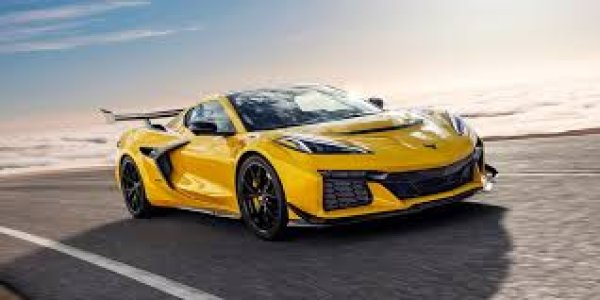 Chevrolet Corvette ZR1 развива максимална скорост от346 км/ч. Неговият 5,5-литров V8 мотор произвежда над 1000 к.с. и ускорява автомобила до 100 км/ч само за 2,7 сек. Chevrolet премести двигателя зад водача и комбинира новия по-малко обемен мотор LT7 с аеродинамичен пакет от въглеродни влакна, който позволява на колата да продължи да се движи с висока максимална скорост и да се конкурира с най-добрите суперавтомобили в света.
