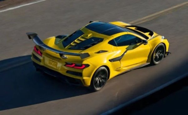 В допълнение към умопомрачителните си характеристики, Corvette ZR1 отдава почит и на богатата история на марката. Автомобилът от моделната 2025 година получи малък прозорец зад вратата на водача. Същите имаха и серийните Corvette от времената на Sting Ray през 60-те години на миналия век. Той служи като основа за въглеродния "гръбнак" на автомобила и дава възможност да се погледне в моторния отсек.
