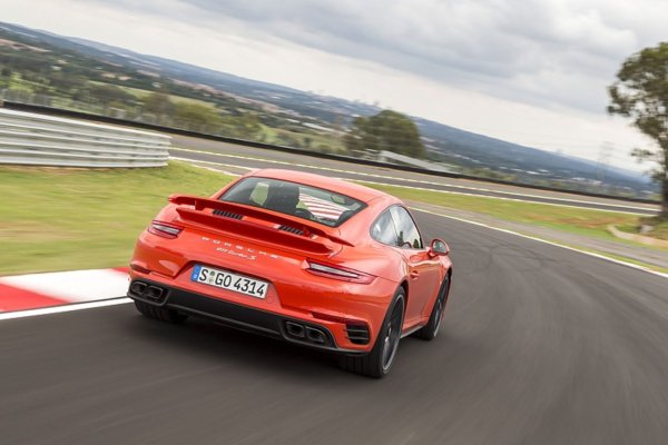 Екстериорът на 911 Turbo S може да се стори на мнозина за не много модерен в наши дни, но ретро стилът е особеност, която добавя към чара на автомобила. В допълнение към много бързото ускорение и най-високото ниво на управление, форсираният 3,7-литров двигател с мощност 640 к.с. е способен да развие максимална скорост от 330 км/ч.
