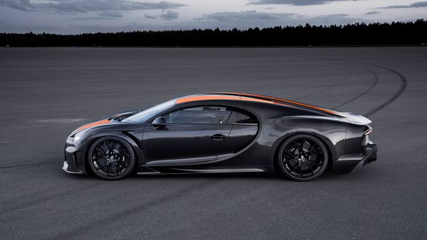Bugatti това са рекорди за скорост и цена. Chiron Super Sport 300 използва огромната мощност на своите 16 цилиндъра, за да излети от място и да развие максимална скорост от 490 км/ч. Моделът използва двигателя от 20-годишния Veyron, но производителят го е обновил и олекотил, за да стане по-модерен.
