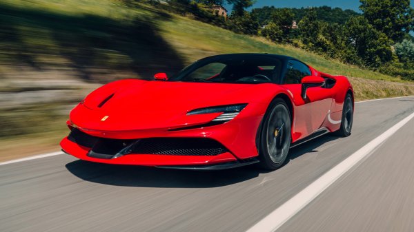 SF90 Stradale е първият plug-in хибрид от легендарния производител от Маранело. Ferrari твърди, че SF90 ускорява до 100 км/ч за 2,6 секунди, но тестовете показват, че моделът е с над половин секунда по-бърза.
