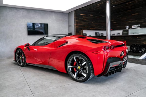 Ferrari SF90 Stradale може да работи като хибрид с използването на четири двигателя. Общата мощност е 986 к.с. Максималната скорост е 340 км/ч. Произведени са общо 799 купета и 599 кабриолета. И всички те вече си имат собственици.
