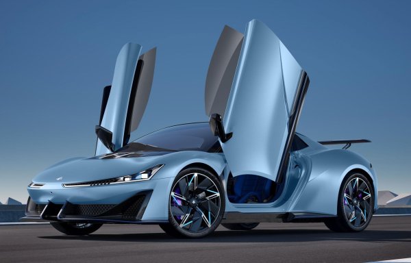 Този невероятен китайски суперавтомобил се задвижва от електрически двигатели с обща мощност от 1224 к.с. Ускорението до място до 100 км/ч отнема по-малко от две секунди. Максималната скорост пък е ограничена на 250 км/ч.
