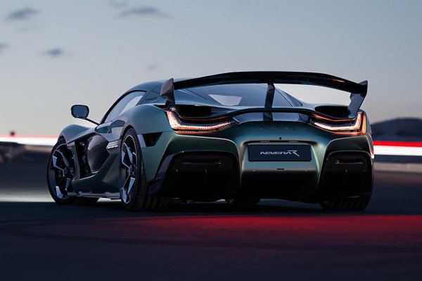 Четирите двигателя са форсирани от 1914 до 2107 коня. Използва се система за управление на вектора на тягата от ново поколение с модифицирани алгоритми. По динамика R се доближава до невероятно бързия Nevera. Ускорението до 100 км/ч е еднакво и за двата модела, но след това разликата започва да се увеличава. Ускорението до 200 км/ч отнема 4,38 сек, а до 300 км/ч - 8,66. Ускорението от 100 до 200 км/ч е за 2,46 секу. За сравнение, стандартният Rimac прави тези упражнения за 4,42, 9.,2 и 2,59 сек.