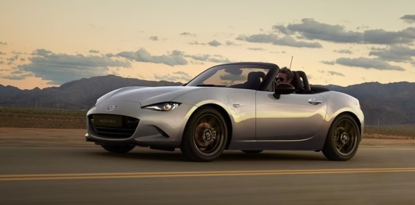 Малка, маневрена и с отворен покрив – Mazda MX-5 предлага чисто удоволствие от 1989 г. насам. Въпреки че компанията многократно повишава цените на класическия роудстър през последните години, този модел си остава добра сделка. MX-5, който не е дълъг дори четири метра и тежи малко над тон, струва 33 190 евро. Но никъде другаде не можете да намерите толкова много удоволствие от шофирането, динамика и кеф от откритото за подобни пари.

Японците дори предлагат два атмосферни двигателя с различни параметри.1,5-литровият четирицилиндро дава на олекотения вариант 132 к.с. По-як обаче е двулитровия бензинов двигател Skyactiv със 184 к.с., който достига пълната си мощност само при 7000 об/мин. Ускорение от 6,8 секунди до стотака и максимални 220 км/ч са напълно възможни. Това няма как да стане без уникално добрата скоростна кутия на Mazda.