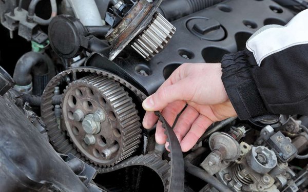 Често до късане на ремъка водят решки при неговото инсталиране. Това обикновено се случва много скоро след ремонта. Много е важно самият ремък да бъде правилно затегнат. Пренатягането ще го скъса, а слабото натягаве ще го откачи. И в двата случая последствията са неприятни.

Друга често срещана грешка са разхлабените ролки. Неправилното монтиране на капаците на ангренажния ремък също е опасно. Те служат за защита от попадане на малки камъни от пътя които могат да нанесат сериозни поражения.