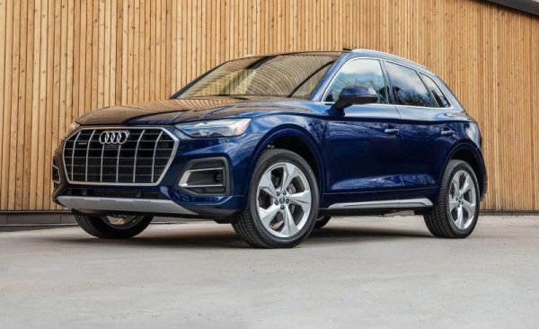 Пазарен дял: 2.6%
Audi e от малкото марки, които имат неизменен пазарен ръст от началото на пандемията насам - тази година той е почти 40% (126 регистрирани автомобила повече спрямо първата половина на 2021). Най-продаван модел малко неочаквано вече е Q2, но това се дължи на една по-голяма корпоративна сделка, иначе интересът е основно към по-големите SUV модели. 

Най-популярни модели: Q2 - 93, Q5 - 80, Q3 - 62, Q8 - 56, Q7 - 45, A6 - 30, А4 - 23, А3 - 15
