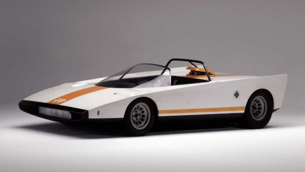 През 1971, 6 компании за каросерии представили възможно най-много варианти на купета, на базата на очарователната 33 Stradale. Pininfarina избрали Spider като отправна точка, като изработили екзотично &bdquo;заострено&rdquo; купе, което било кръстено Cuneo.

Двигателят бил оставен отзад, а някои елементи като предпазния ролбар и кокпита били вдъхновени от състезателните гени на марката.