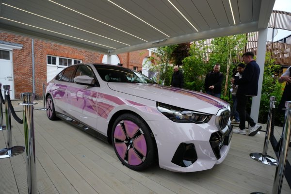 BMW i5 Flow NOSTOKANA, с дизайн на южноафриканската художничка Естер Малангу, което може да сменя цветовете на екстериорните си панели