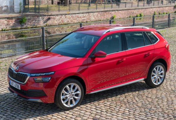 Употребяваната Skoda Kamiq е един от по-безопасните избори в сегмента на градските SUV. Най-големият риск тук не е повредата на двигателя, а спирачките, които може да изискват предварителна намеса, и дребни проблеми с осветлението или електрониката. Ако тези зони са добре проверени и колата има значима сервизна история, Kamiq обикновено се отплаща с тиха работа и много удобна ежедневна употреба.

На пазара на употребявани автомобили Skoda Kamiq често са по-евтини от преките си конкуренти. Двегодишни или тригодишни автомобили с мощен 1.5 TSI с мощност 150 конски сили струват около 32 000 евро в най-високите нива на оборудване. По-стари и по-слаби варианти се предлагат повече от два пъти по-евтино, като основните фактори, които обуславят цената, са пробегът и версията на оборудването.

