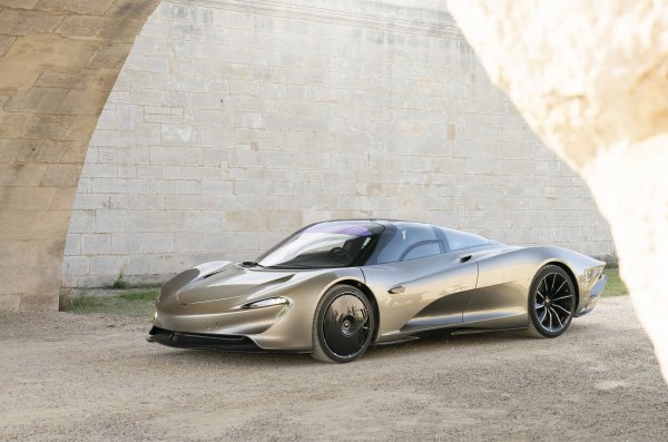 Хиперавтомобилът с каросерия от въглеродни влакна под формата на продълговата капка се превърна в най-бързата кола на McLaren - компанията твърди за максимална скорост от 403 км/ч. Гладките външни панели са буквално пронизани от въздуховоди за оптимално разпределение на входящия въздушен поток, а прибиращи се камери заеха мястото на страничните огледала. Хибридната система със сумарна мощност от 1050 к.с. ускорява модела от място до 300 км/ч за 12,8 сек. За сравнение, на McLaren P1 му трябват 16,5 сек. Ускорението до 100 км/ч пък става за 2,7 сек. За да съхрани чистотата на външния вид на Speedtail, антикрилото е заменено с чифт еластични елерони, изработени от гъвкави въглеродни влакна, които са неразделна част от външните панели на каросерията. Някои елементи от аеродинамичния корпус са изработени от материал, наречен Titanium Deposition Carbon Fiber, който представлява въглеродни влакна, покрити с титан.