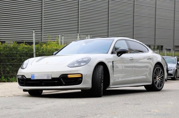 Фейслифтът на луксозния модел е с промени в дизайна, доближаващи го като визия до 911. Конвенционалните модели вече са с мека хибридна система, налични са и нови плъгин хибридни модификации.