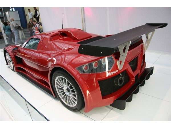 Мощността на средно разположеният двигател се предава към задните колела, чрез скоростна кутия с шест степени