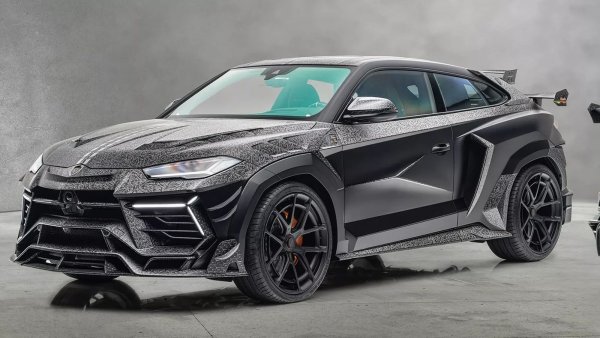 Mansory е име, познато на феновете на луксозния тунинг и смелите решения. Основано през 1989 година, ателието персонализира луксозни автомобили като Bentley, Rolls-Royce, Ferrari, Lamborghini и др. Mansory е известна със своя агресивен и провокативен стил, като обръща внимание на всеки детайл, включително уникални елементи от въглеродни влакна. 

Един от последните й проекти е Lamborghini Urus Venatus, който се отличава с екстравагантни аеродинамични елементи и увеличена мощност.
