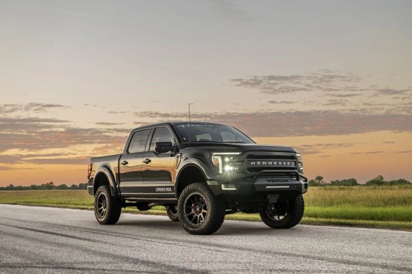 Американската компания Hennessey, основана от легендарния Джон Хенеси през 1991 година, стана известна с тунинговането на автомобили с поглед към екстремни характеристики. Работният й списък варира от Dodge и Chevrolet до хиперколи като Ford GT. 

Hennessey предлага високоскоростни надстройки и е прочута със своите мощни модификации. Например, Venom F5 е един от най-бързите хиперавтомобили в света, способен да развива скорост от над 480 км/ч и е оборудван с двигател с мощност 1817 к.с.
