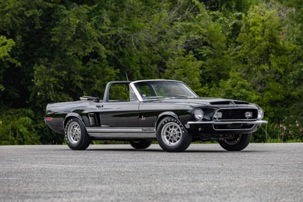 Shelby е американска икона, най-известна с Ford Mustang. Основана от легендарния Карол Шелби, компанията се превърна в легенда със своите мощни модификации на класически и модерни модели на Ford. Shelby предлага не само повишена мощност, но и агресивен стил, който се превърна в синоним на американските масъл-карс. 

Съвременните версии, като Shelby GT500KR, са оборудвани с двигатели, развиващи до 900 к.с., което ги прави едни от най-мощните спортни автомобили.
