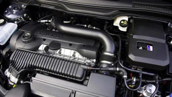 S40 също тъка а оборудван с редови петцилиндрови бензинови двигатели с обем 2,4 и 2,5 литра. Те са в състояние да изминат до 450 000 кма. Въпреки това, след 150 000 км съществува риск от разход на масло, който може да достигне 1-2 литра на 10 000 км.

Какво да се направи

Причината обикновено е запушена вентилационна система на картера. Тя трябва да се почисти, като се отстранят маслените отлагания и нагара. Това трябва да се прави редовно, като състоянието на системата се проверява на всеки 30 000 км.
