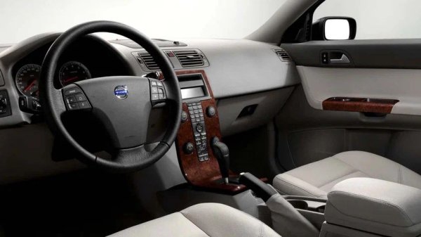 Ресурсът на дизеловия двигател на S40 често надхвърля 400 000 км. В същото време той е взискателен при експлоатация и поддръжка. Ако пренебрегнете това, може да срещнете такива неприятни симптоми като загуба на мощност, повишена консумация на масло, както и почукване и скърцащ звук изпод капака.

Какво да се направи

При обслужване на дизеловия двигател е необходимо внимателно да изберете маслото и да го сменяте поне веднъж на всеки 10 000 км. При използване на нискокачествена или неподходяща смазка, както и поради ненавременна подмяна, буталните пръстени на двигателя двигател залепват и хидравличните компенсатори се износват.

Скърцащият звук под капака може да показва критично износване на пистовия ремък на алтернатора. Той трябва да се проверява редовно в бъдеще, като се подготвя за подмяна приблизително на всеки 60 000 км. Скъсването му може да доведе до попадане на остатъци от ремък под шайбата на агренажния ремък. Това може да доведе до прескачането му и удряне на клапаните в буталата.
