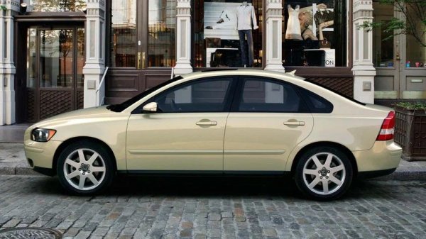 Базовият 1.6-литров двигател на S40 е съчетан с петстепенната скоростна кутия iB5 на Ford. Тя често показва най-лошата си страна: течове на масло, виене, изплъзване на втора предавка. При някои собственици тази скоростна кутия е ремонтирана само на 80 000 км.

Какво да се направи

Основната причина се крие в конструктивните слабости на скоростната кутия, които се влошават от недостатъчна поддръжка или агресивно шофиране. За да избегнете скъпи ремонти, важно е редовно да проверявате състоянието на уплътненията и лагерите, които може да изпускат.

При първите признаци на проблеми с превключването на предавките е необходимо да смените износените синхронизатори. Освен това си струва да избягвате внезапни натоварвания на скоростната кутия, особено при високи обороти.
