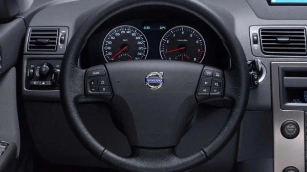 С годините собствениците на второто поколение Volvo S40 могат да се сблъскат с редица проблеми с електрониката. Те включват повреда на прозорците и ключалките, както и неизправности в електронния блок на управление, който контролира много системи, включително захранването, осветлението, сигурността и електрониката на двигателя. Понякога колата спира да разпознава ключа, което прави невъзможно стартирането на двигателя.

Какво да се направи

Основната причина за тези неизправности е въздействието на влага и мръсотия върху електрическите компоненти. С течение на времето кабелите и съединителите се окисляват, а пластмасовите компоненти стават крехки и се чупят.

За да избегнете проблеми, важно е редовно да проверявате състоянието на окабеляването, особено в уязвимите места като прехода от каросерията към капака на багажника. При първите признаци на проблем си струва да смените износените компоненти или да ги третирате със специални съединения.
