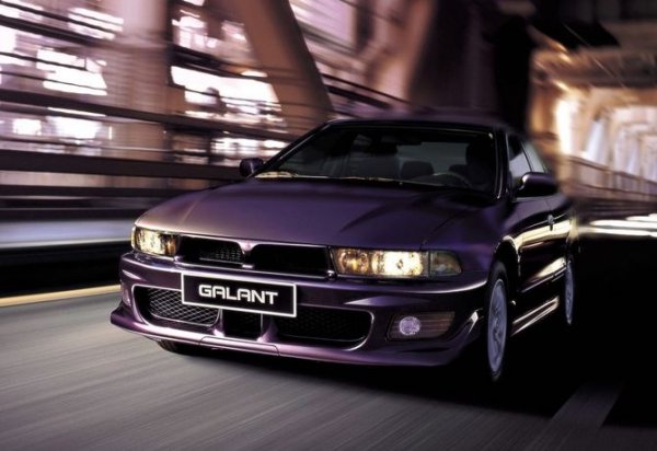 Задвижването на четирите колела и мощният двигател превърнаха този и без това готин японски седан в истински състезателен автомобил, маскиран като модел от средния клас.