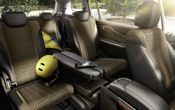 Изборът на задвижване е впечатляващо голям. Има 1.8-литров бензинов атмосферен мотор с 5-степенни ръчни скорости. Има два бензинови турбомотора, 1.4 и 1.6, съответно със 140 и 170 коня, но вторият е рядкост, а и е пословично проблемен. Най-често срещани на вторичния пазар са дизелите - 1.6 и 2.0 CDTI. По-малкият е относително надежден, трябва само да се внимава за ангренажната верига, която е откъм страната на маховика и трябва да се подмени най-много на 150,000 км. Двулитровият дизел от първите години на производство се превърна в кошмар за собствениците си заради лошите уплътнения, водещи до течове на масло, недостиг на смазка в двигателя и заминали биелни лагери. След фейслифта този проблем бе отстранен, но за по-старите двигатели си остава правилото уплътненията да се подменят на 80-90 хиляди километра. 
