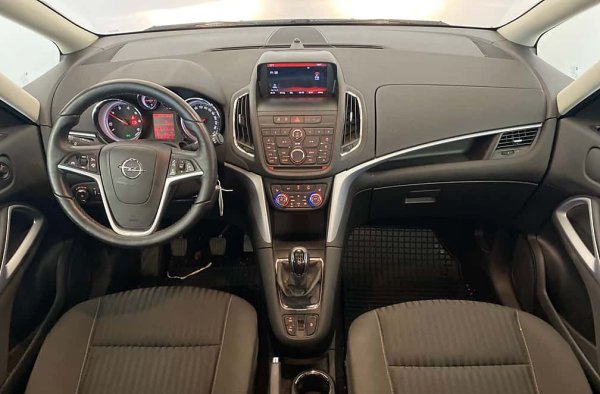 Всички версии на Zafira могат да се намерят и с 6-степенен автоматик. При бензиновите агрегати и 1.6 CDTI трансмисията е собствена разработка на GM С коз 6T30 /6T45 и, между нас казано, не е цвете за мирисане. Но по-късните версии повишиха качеството. При двулитровия дизел автоматикът е дело на японската Aisin TF80SC и с него, при адекватна поддръжка, няма да имате никакви ядове. 

