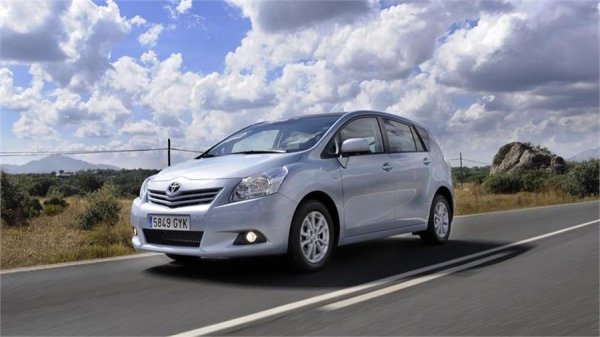 Когато става дума за надеждни машини, няма как да минем без Toyota в списъка - макар че легендарната репутация на марката в това отношение за жалост се отразява и на цената на вторичния пазар. Verso беше миниван на базата на Avensis, произвеждан между 2009 и 2017, с един по-сериозен фейслифт през 2012. Това е миниван, създаден за европейските вкусове - малко по-къс от 4 метра и половина, с 440-литров багажник. Има и 7-местни варианти. 
