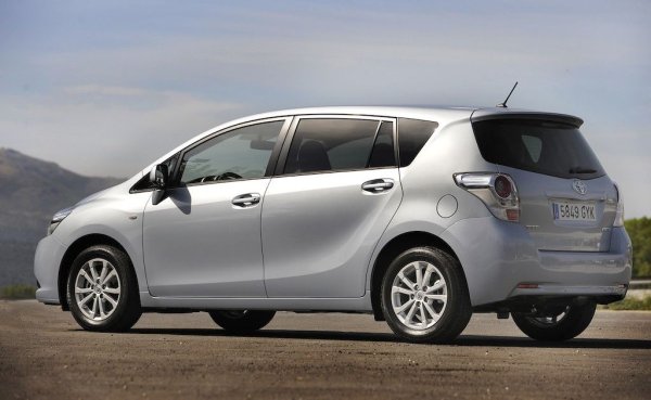 Под капака тук най-често се срещат атмосферните бензинови двигатели 1ZR и 2ZR, с работем обем 1.6 и 1.8 литра. Това са надеждни агрегати с голям ресурс, макар и не твърде динамични, меко казано. Трябва обаче да имате едно наум за системата Valvematic на японците, която замества дроселовата клапа при тези двигатели. 
Има и достатъчно голям избор от дизели: оригиналните 2.0 и 2.2 японски дизели в първите три години на производството (с кодове 1AD-FTV и 2AD-FTV), и след това 1.6-литров турбодизел, който бе означаван от Toyota като 1WW, и който не бе нищо друго освен разработеният от BMW N47. Германският агрегат е динамичен и достатъчно надежден, ако не се броят проблемите с ангренажната верига, за която се препоръчва профилактична подмяна още на 100-120 хиляди километра. 
