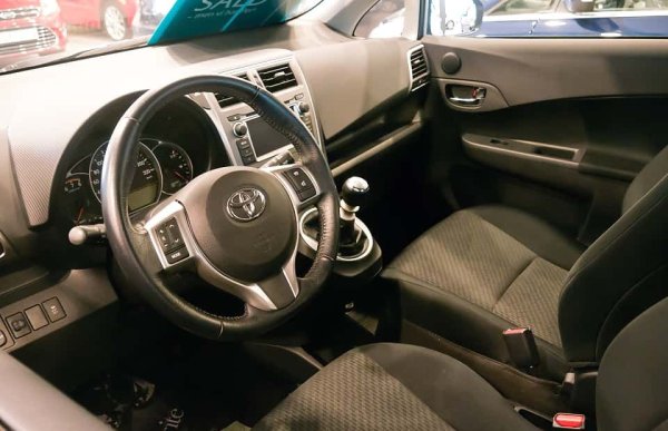 За съжаление при Verso класически хидротрансформаторен автоматик се среща само при най-големия, 2.2-литров дизел - тук той е производство на Aisin и има впечатляващ ресурс. Също Aisin е безстепенната вариаторна кутия, която се среща при бензиновите версии, и която далеч не може да се похвали с дългия живот на хидротрансформатора. Но като цяло Verso е надежден и непретенциозен автомобил, който може да служи дълго. 
