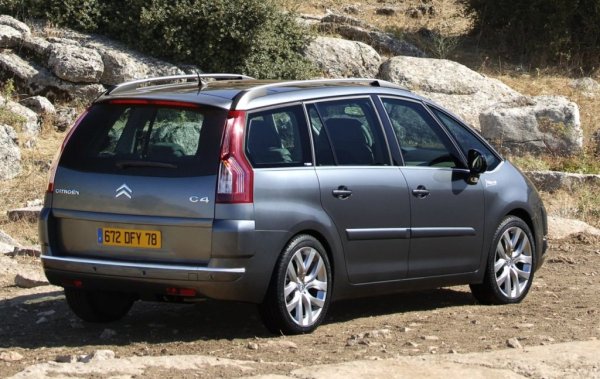 Изборът от двигатели е голям. Дизеловите 1.6 и 2.0 HDI са добре познати в България - това са добре измислени и сравнително надеждни агрегати, които обаче са чувствителни към качеството на горивото, а това е проблем по нашите ширини. От бензиновите агрегати за препоръчване са само старите 1.8 и 2.0 с атмосферно пълнене, но те са монтирани само в първите серии на C4 Picasso, до октомври 2010 година. По-съвременните версии най-често са с 1.6-литровия двигател Prince, покрит със зловеща слава заради множество недостатъци при проектирането. 
