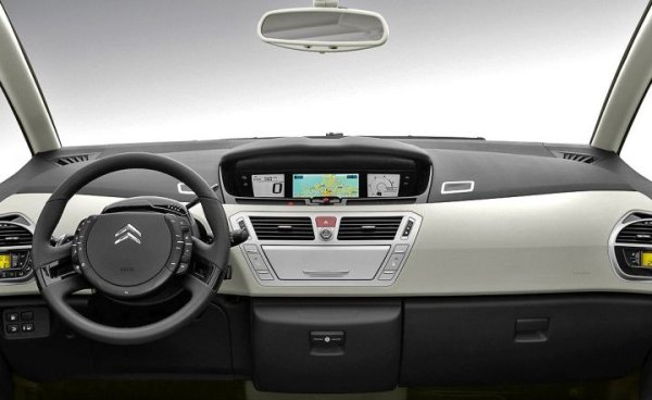 Ако искате автоматик, C4 Picasso ще ви разочарова. При двулитровия мотор се среща старата 4-степенна автоматична трансмисия AL4 - доста мудна, но за сметка на това чуплива. Единствената утеха е, че ремонтите са относително евтини. Освен нея, двулитровият дизел се среща и с т. нар. роботизирана трансмисия EGS, която се слага и на 1.6 бензин. Ще я разпознаете лесно, защото на скоростния й лост няма режим "Р". На практика това е 6-степенна механична трансмисия със сервоактуатори, които превключват вместо вас. Работата й е посредствена, а обслужването - доста сложно за повечето механици. 
