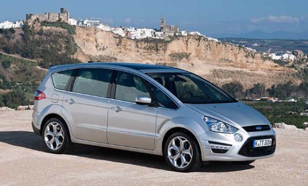 S-Max е леко умалена версия на големия Galaxy, но като казваме "умалена", той всъщност е по-голям от повечето други коли в този списък - 4.80 метра дължина, 1.66 метра височина. Багажникът побира удивителните 1035 литра, ако го натоварите догоре, или 700 литра до нивото на прозорците. Платформата не е от С-сегмента, както е при много от конкурентите, а от D-сегмента - от тогавашното Mondeo. 
Най-съществената слабост при този модел е податливостта на ръжда. При първите серии до 2010 година тя се забелязва по прагове, калници, в краищата на вратите. След фейслифта през 2010 нещата се подобриха.