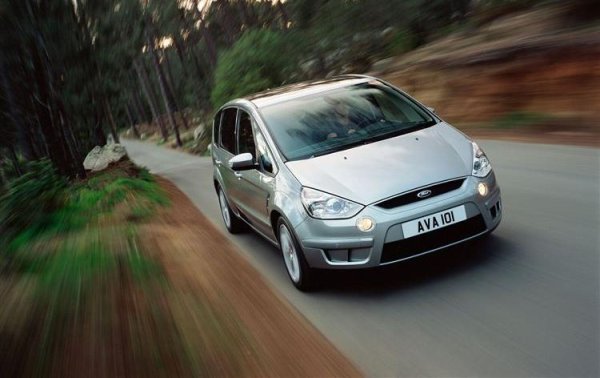 Атмосферните бензинови двигатели при S-Max са сравнително надеждни, но все пак се уверете, че не консумират масло - знак, че буталните пръстени са за подмяна. Голям е и изборът от дизели: 1.6-, 2.0- и 2.2-литровият са френски, от PSA, и работят надеждно, макар че са чувствителни към качеството на горивото. Среща се и старият "фордовски" 1.8 TDCI - муден, но здрав. А ако имате късмет, може да попаднете и на петцилиндровия бензинов 2.5, разработен от Volvo (тогава под шапката на Ford) - изключително приятен и динамичен мотор. Но той е монтиран само до 2010. 
