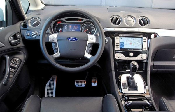 Двигателят, с който трябва много да се внимава, е двулитровият бензинов Ecoboost - той има много лоша репутация и си струва да се рискува с него само след внимателна диагностика и при наличието на пълна сервизна история. Скъп е за ремонт и сложен за обслужване. Върви в комплект с автоматик с двоен мокър съединител от Getrag. 
При дизелите и атмосферните бензинови мотори автоматикът е японски AW TF-80SC от Aisin, който не създава особени ядове. При най-малкия, 1.6-литров турбодизел, автомат не се предлага. 
