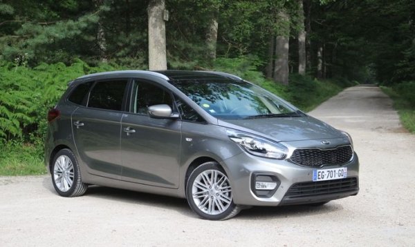 Carens не е първото име, което ще ви дойде наум, ако решите да си търсите миниван - но компенсацията за по-ниското търсене е по-ниска цена. Третата генерация на корейския модел се появи на автосалона в Париж през 2012 и остана в производство до началото на 2018. След това изчезна от Европа, а на останалите световни пазари се превърна в кросоувър. Третото и последно поколение на минивана е дълго 4.53 метра, с 2.75 метра междуосие. Багажникът побира 422 литра. 
