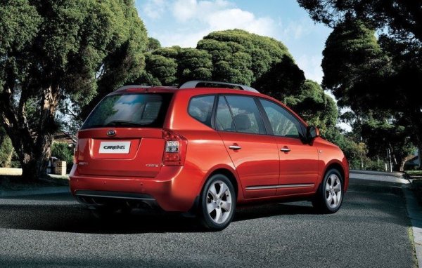 За третата генерация отпадна внушителният V6, предлаган дотогава (принос на поредното затягане на стандартите за емисии в ЕС), и на негово място идва новият двулитров турбобензин GDI, развиващ 164 конски сили и 213 нютонметра максимален въртящ момент. Това е двигател от ново поколение, наречен Nu и различен от покрития със зловеща слава 2.0 Theta. Но и той изисква старателна поддръжка и редовна смяна на маслото на максимум 10,000 км, за да служи добре. 
