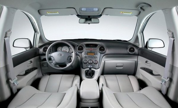 Така или иначе, почти всички оферти на вторичния пазар са за 1.7-литровия дизел CRDI (с код U2), който дава 134 коня мощност. Това е съвсем нормален двигател, без изявени слабости, който ще работи дълго, ако се поддържа както трябва. И при бензина, и при дизела можете да намерите Carens и с автоматик - разработената от корейците трансмисия А6, която е необикновено компактна и работи прилично. На 60 до 80 хиляди километра обаче трябва да се обслужва. 
