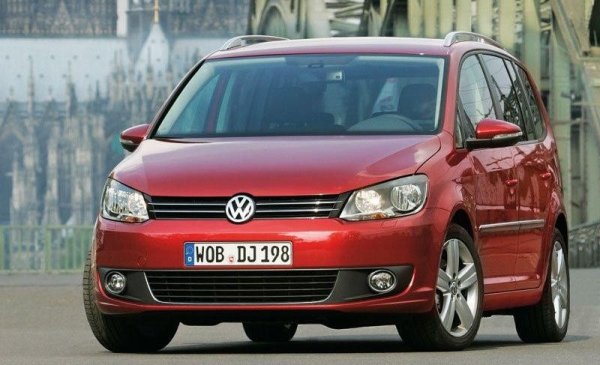 Ако се съди по традиционната справка на Automedia.bg за пазара втора ръка в България (вижте линка под статията), Volkswagen Touran отдавна вече е изместил и Zafira, и Scenic като най-търсения миниван у нас. Тук говорим за втория фейслифт на първото поколение, който се появи през 2010 и остана на пазара до идването на следващата генерация в края на 2015. По-старите версии имат проблем с корозията, въпреки поцинкованите ламарини. При тях си струва да се замислите, само ако колата идва от места без студени зими, като Испания или южна Италия. Проблем при старите Touran е и ниското качество на лаковото покритие. 
Touran e eдин от най-късите миниванове в нашата селекция - по-малко от 4.40 метра, но багажникът спокойно побира 700 литра товар. 
