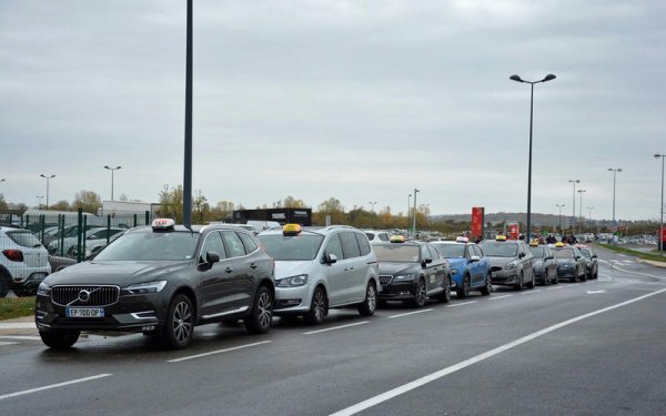 Франция е една от малкото страни, където няма по-особени изисквания към таксиметровите автомобили, същото важи и за оцветяването им. Единственото ограничение е, че колата не може да има повече от 9 места. Доскоро бройката на такситата беше същата каквато е била през 30-те години и едва появата на Uber раздвижи пазара &ndash; клиентите се зарадваха, а таксиметровите шофьори протестираха.
